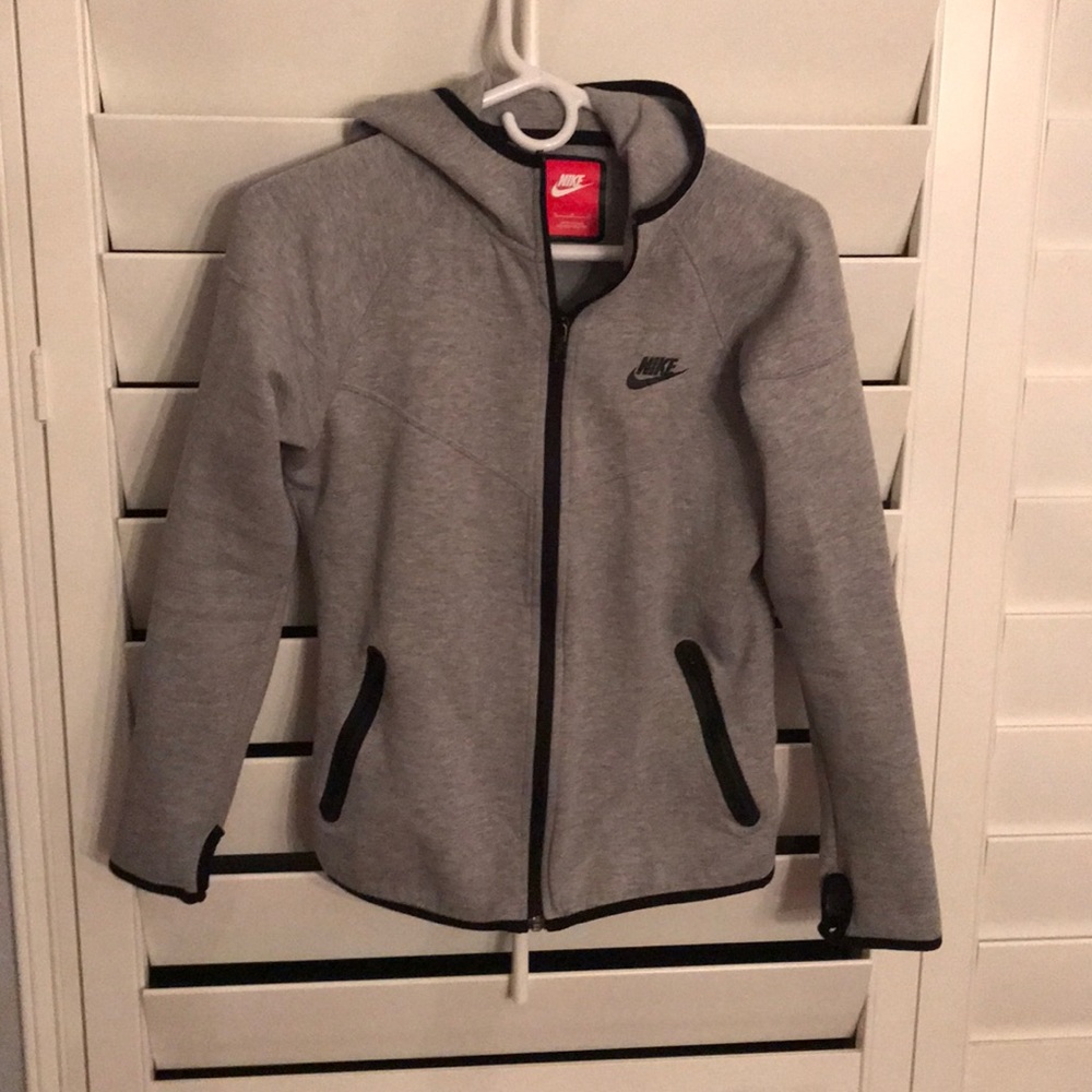 Women’s  Medium Hooded Nike Jacket w/Thumb Holes